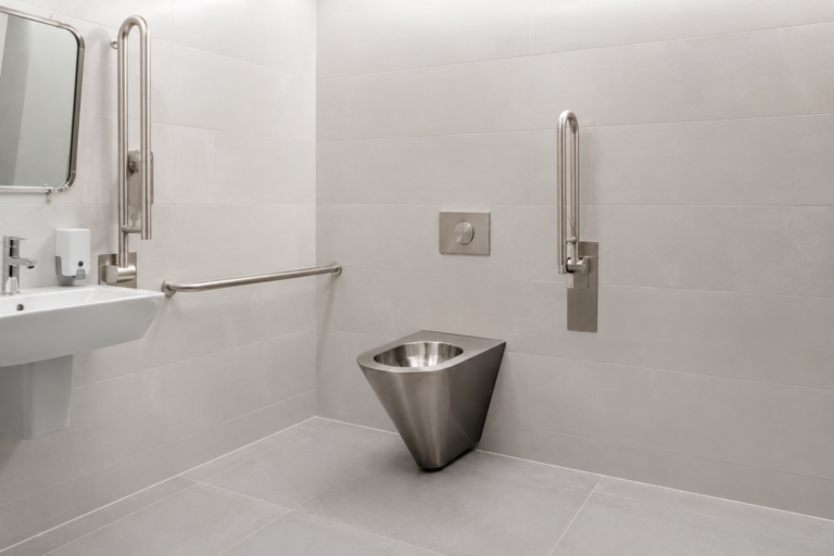 Baño para discapacitados con inodoro de acero inoxidable