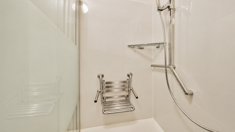 Ducha accesible con asiento abatible